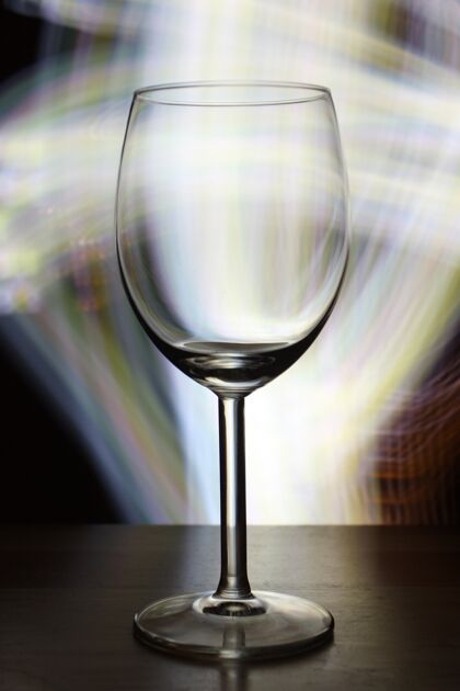 单垂直选择性聚焦拍摄一个空酒杯与模糊的灯光香槟形状酒庄