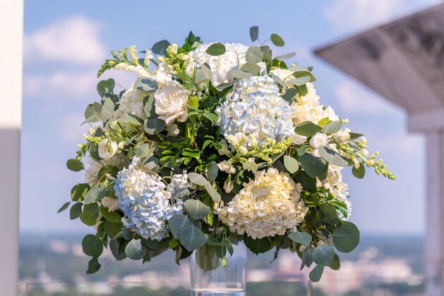 优雅婚礼上花瓶里放着一束美丽的白花花瓶白色花朵
