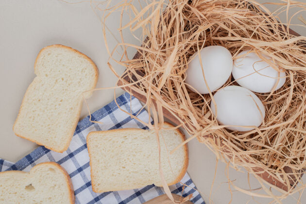 脆桌布上有鸡蛋的新鲜白面包片切片美食面包