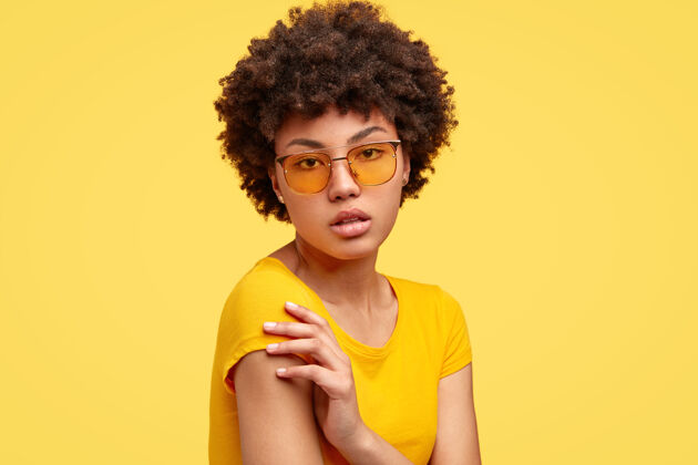 年轻头发卷曲 戴着时髦眼镜的年轻黑发女人女人非洲成人