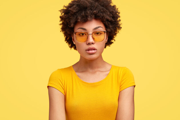 成人头发卷曲 戴着时髦眼镜的年轻黑发女人太阳镜非洲年轻