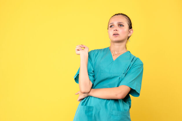黄色正面图女医生穿着医用衬衫 护士科维德-19色医院健康成人医疗漂亮
