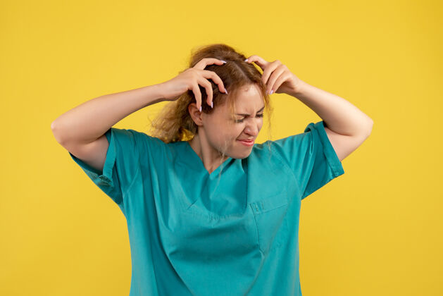 颜色正面图：女医生穿着医用衬衫 健康医生covid-19护士医用彩医院人黄色美女
