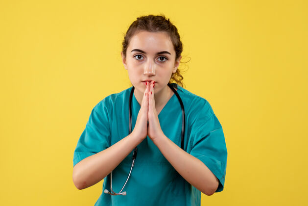 女人正面图女医生穿着医用衬衫 彩色病毒covid-19制服情绪健康祈祷颜色人