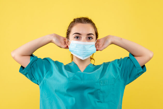 制服正面图女医生穿着医用衬衫和无菌口罩 病毒颜色一致covid-19健康感慨医疗女医生情绪