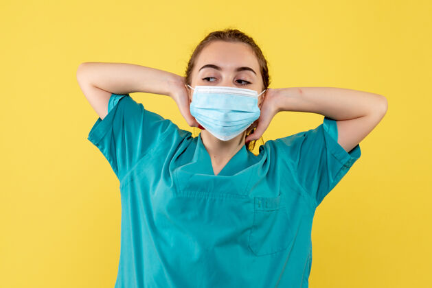 流行病正面图女医生穿着医用衬衫和无菌口罩 健康大流行的彩色covid-19病毒制服医疗肖像绝育
