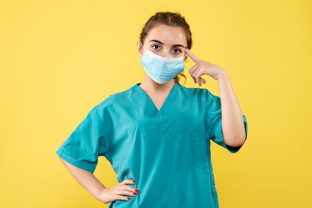 人正面图女医生穿着医用衬衫 戴着无菌口罩 颜色健康的covid-19病毒绝育女人成人