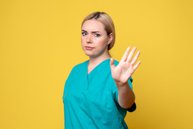专业前视女医生穿着医用衬衫要求停止 医护人员情绪护士医院柯维德大流行女性肖像女医生