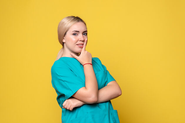 人前视图穿着医疗衬衫的女医生 医生 护士的情绪女性肖像医学