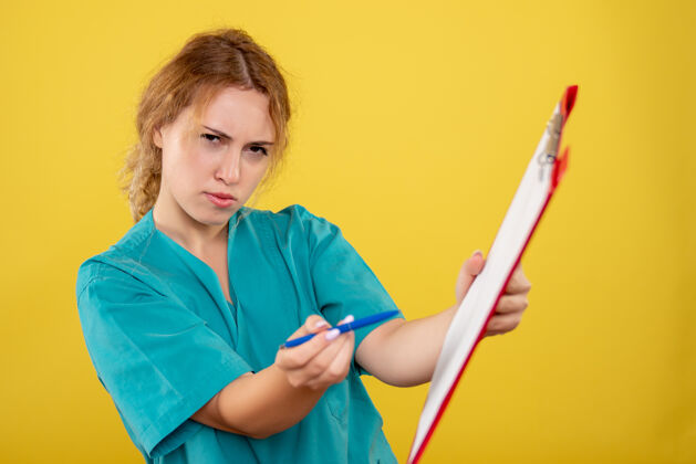 女医生正面图女医生穿着医用衬衫抱着分析 医院颜色covid-19健康情绪颜色分析健康