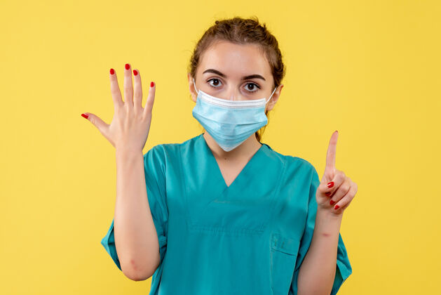 流行病正面图女医生穿着医用衬衫 戴着口罩 病毒大流行制服健康冠状病毒-19女性女人肖像