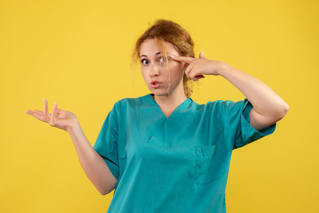 成人前视图穿着医疗衬衫的女医生 健康医生covid-19色医院护士医院医疗女性