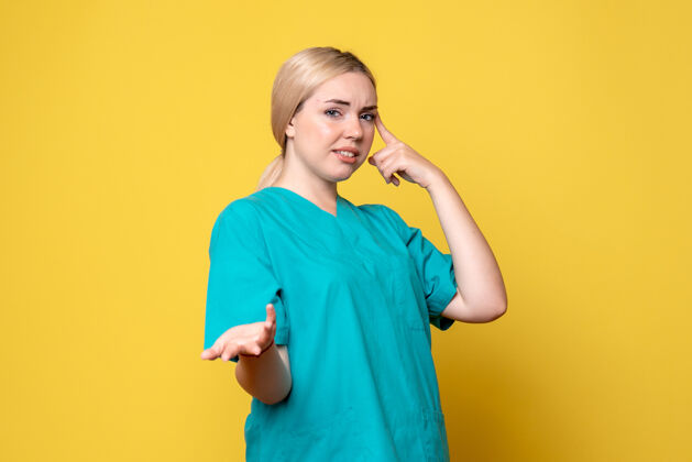 流行病前视图穿着医疗衬衫的女医生 情感大流行护士covid-19医生黄色医学女医生