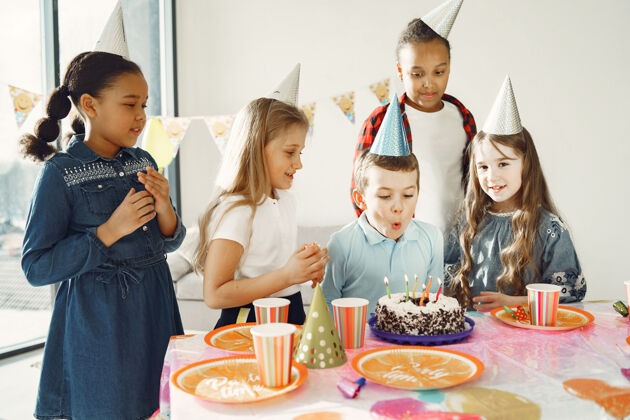 节日儿童有趣的生日聚会在装饰房间快乐的孩子与蛋糕和气球蛋糕桌子聚会