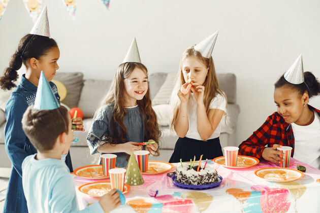 在一起儿童有趣的生日聚会在装饰房间快乐的孩子与蛋糕和气球蜡烛表情蛋糕