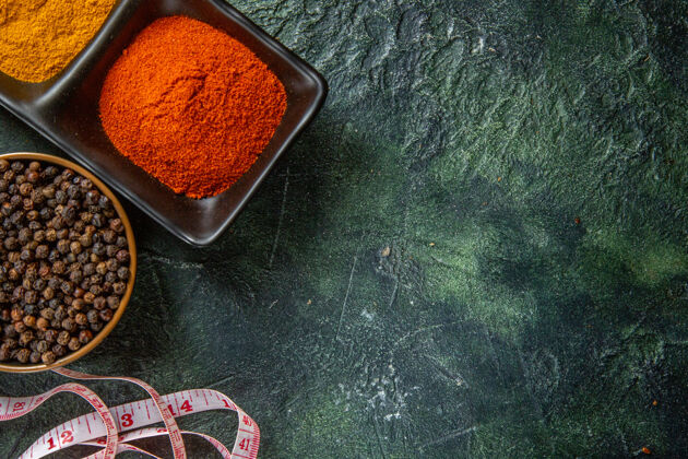 生姜上图是混合色表面上满是红辣椒和黄姜的香料碗混合物厨房香料
