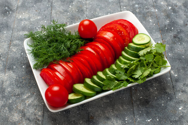 切片前视图新鲜的西红柿切片优雅地设计在灰色空间沙拉健康番茄食品