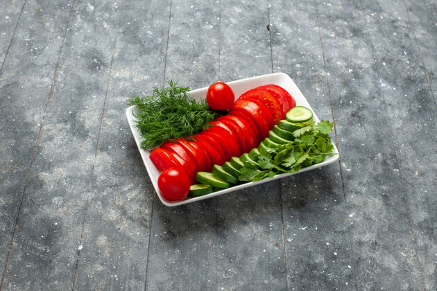 蔬菜前视图新鲜的西红柿切片优雅地设计在灰色空间沙拉健康食品西红柿