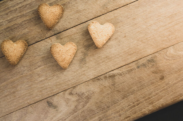 浪漫木制背景上壁炉形饼干的特写镜头自制美味饼干