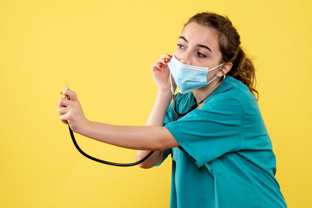 女人正面图女医生穿着医用衬衫 戴着听诊器面罩 病毒颜色一致成人面具情绪