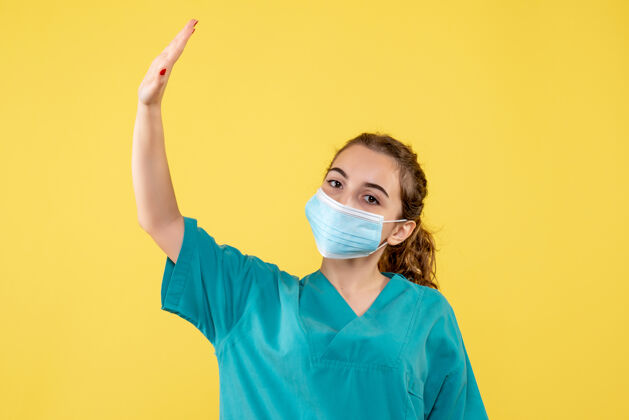 绝育正面图女医生穿着医用衬衫和无菌口罩 健康病毒颜色一致制服黄色成人