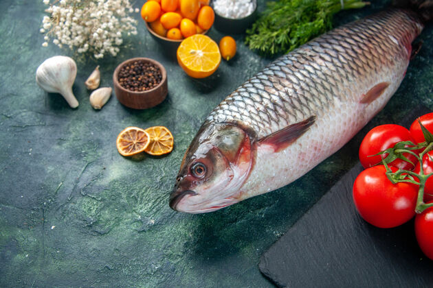 沙拉正面图新鲜生鱼片 番茄和绿色 深色表面 食物健康 水 鱼 颜色 膳食 沙拉 胡椒 海鲜 海洋鱼胡椒观点