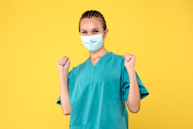 人前视图穿着医用衬衫和面罩的女医生 医疗保健护士病毒covid-19医院成人女医生女性