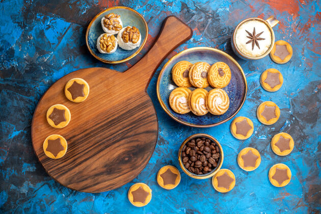 饼干从远处俯瞰甜点土耳其甜点饼干板咖啡豆一杯咖啡陶器陶瓷制品咖啡