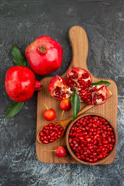 可食用的水果远眺水果石榴籽勺樱桃石榴板上饮食成熟草莓