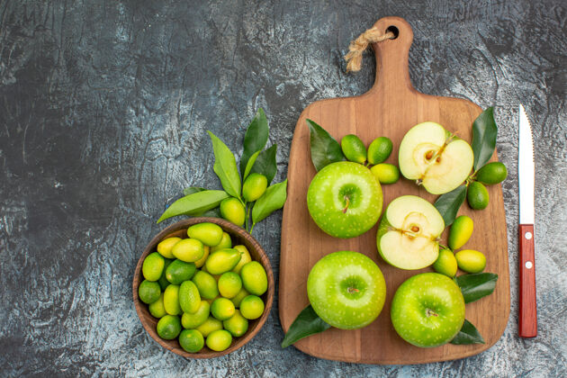 苹果顶部特写查看苹果与苹果叶刀一碗柑橘类水果木板健康水果叶子