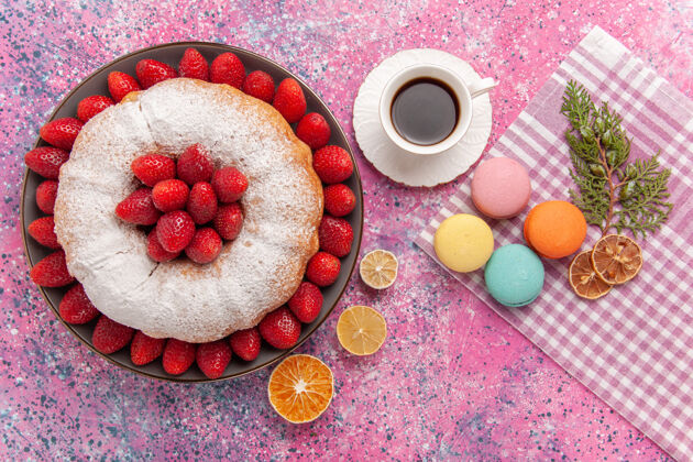美味顶视图糖粉派草莓蛋糕与麦卡龙粉红浆果水果巧克力