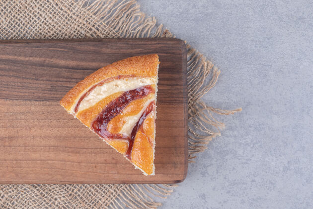 美味在大理石桌上的木板上放一片馅饼草莓糕点派