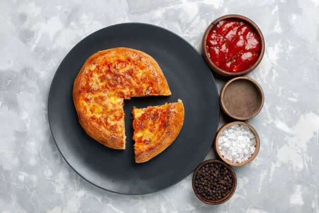 丰富多彩顶视图：浅白色奶酪烤披萨烹饪美味饮食