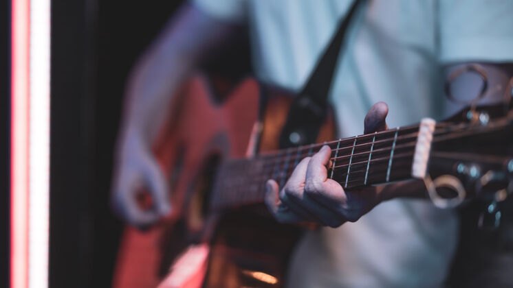 表演一个男人在黑暗的房间里弹原声吉他现场表演 原声音乐会吉他吉他手男人