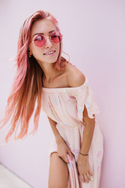 欧洲人苗条漂亮的女人 长着粉红色的头发 带着温柔的微笑女人成人享受