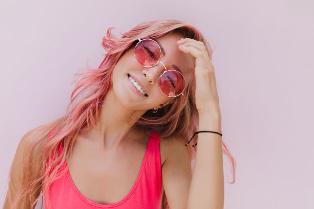 肖像快乐的白种女人 粉红色的头发 摆出可爱的微笑头发休闲魅力