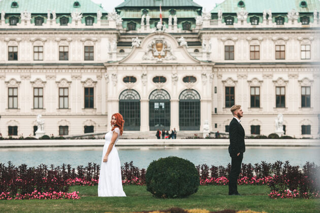 大厦这对新婚夫妇在维也纳的贝尔维德庄园散步白天成人订婚