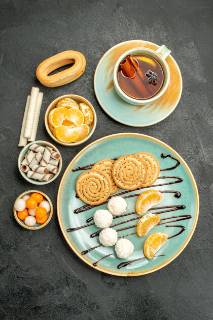 晚餐顶视图茶杯饼干和糖果上的灰色桌子饼干蛋糕饼干茶午餐餐厅糖果
