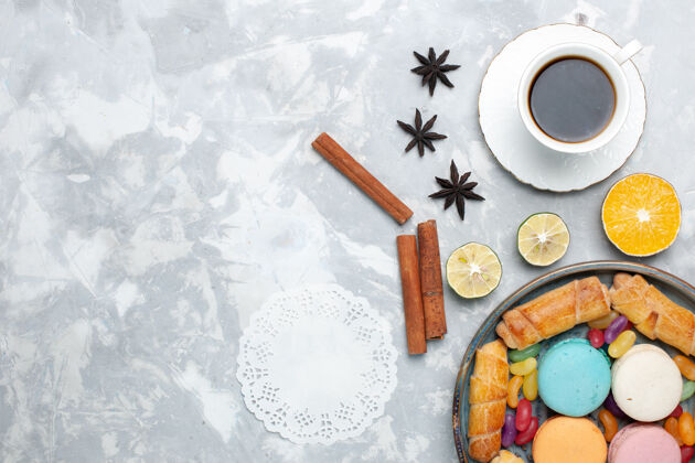 杏仁饼顶视图一杯白面包圈和麦卡龙茶盘子糖果水果