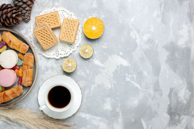 杏仁饼顶视图一杯白面包圈和麦卡龙茶水果饼干盘子