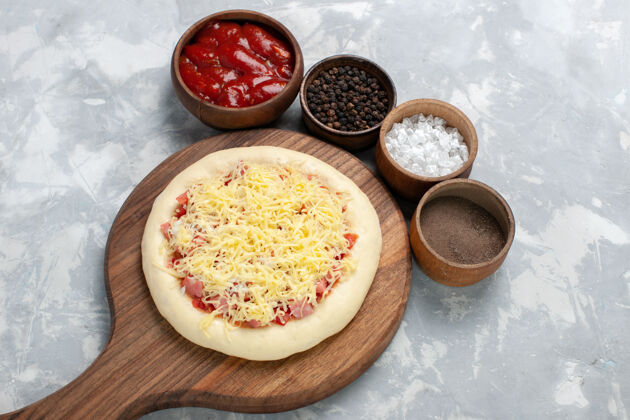 配料顶视图生比萨饼 番茄酱和奶酪 白色饮食美食食物