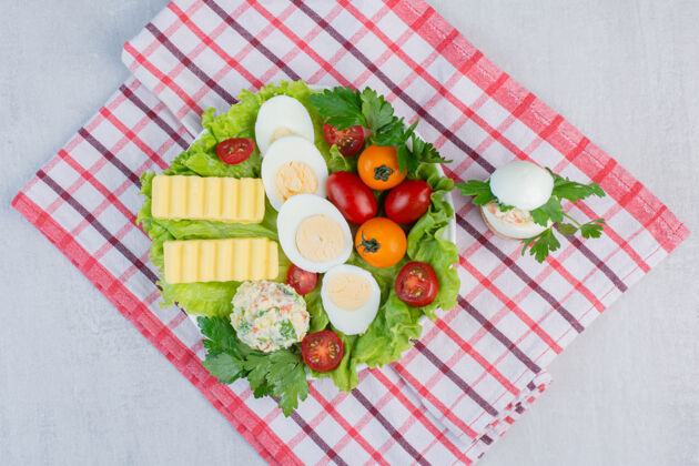 风味早餐一套蔬菜 煮熟的鸡蛋和黄油片放在大理石桌上的毛巾上美味鸡蛋营养