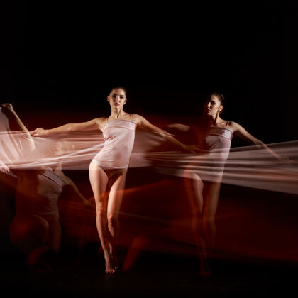 人美丽的芭蕾舞演员与白色面料的性感和情感舞蹈女性手舞蹈