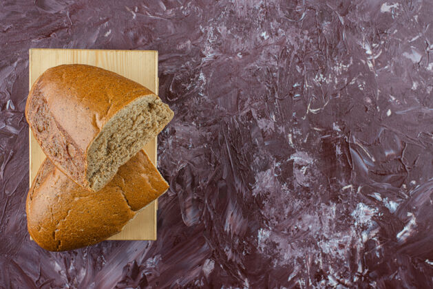 面包切碎的棕色新鲜面包放在木板上新鲜木材面包