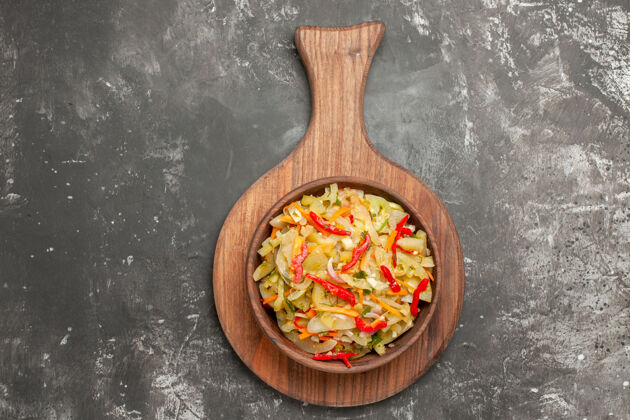 肉顶部特写镜头沙拉一个开胃的蔬菜沙拉在切菜板上的碗餐馆木勺沙拉