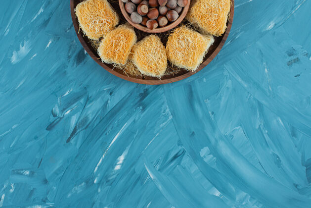 糖深色木盘上放着澳洲坚果的土耳其美食美味深色喜悦