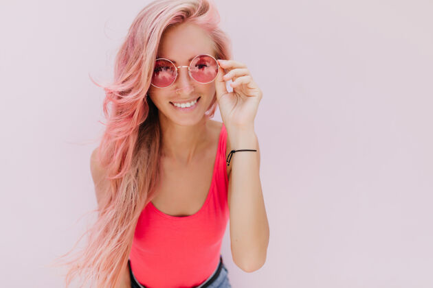 人快乐的白种女人 粉红色的头发 摆出可爱的微笑服装脸魅力