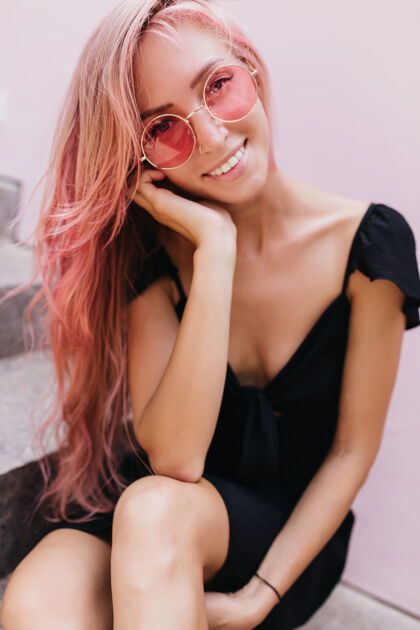 休闲夏日坐在楼梯上微笑的美女户外粉色头发欧洲