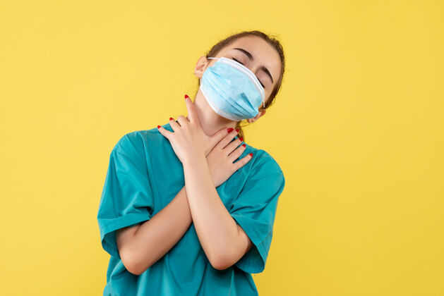 成人正面图女医生穿着医用衬衫 戴着口罩 大流行病毒covid-19制服冠状病毒健康制服人物女性