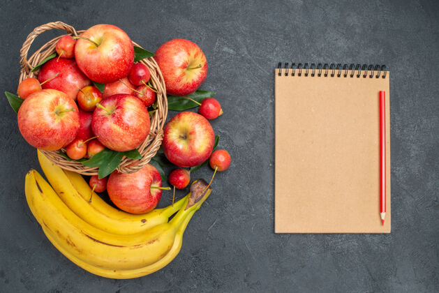 石榴顶部特写查看水果篮樱桃苹果香蕉笔记本铅笔健康素食水果